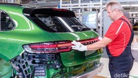 Untuk model baru Macan, bagian belakang telah dirancang ulang secara komprehensif untuk membangun desain ramping dari model pendahulunya. Foto: Porsche