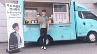 Dapat satu mobil berisi kopi gratis dari para penggemarnya yang berasal dari Indonesia, Amerika, hingga Chile. Leeteuk pasang pose keren, sambil memegang segelas kopi. Foto: Instagram @xxteukxx