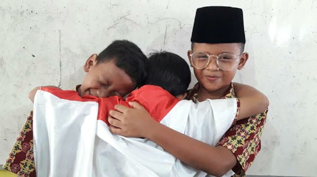 Potret Lucu Anak-anak Tiru Pose Jokowi dan Prabowo Berpelukan