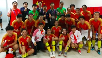 Ternyata sosok dengan kekayaan ratusan triliun ini juga sempat menyambangi ruang ganti pemain. Foto: Alisports