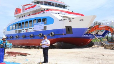 Ini Kapal Roro Pertama di Danau Toba