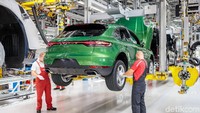 Porsche Macan berkelir hijau ini akan dikirim ke pemiliknya di China. China merupakan pasar terbesar Porsche. Foto: Porsche