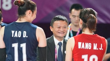 Menyemangati tim voli saat bertanding di Asian Games 2018. Foto: weibo.com/osports