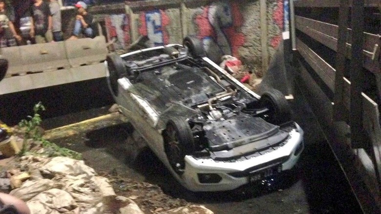 Sedan Terbalik di Cinere Sedan Terbalik di Cinere
