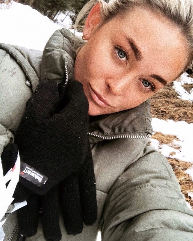 Sinead McNamara baru-baru ini meninggal secara misterius. Hingga saat ini belum diketahui penyebab selebgram cantik 20 tahun itu meninggal. Kabar terbaru menyebut bahwa Sinead tak sadarkan diri saat berada di yacht saat liburannya di Yunani. Dia pun dilarikan ke rumah sakit menggunakan helikopter, namun nyawanya sudah tak bisa tertolong lagi. Sumber menyebut bahwa selebgram dan model cantik itu telah meninggal di helikopter.  Foto: dok. Instagram