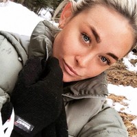 Sinead McNamara baru-baru ini meninggal secara misterius. Hingga saat ini belum diketahui penyebab selebgram cantik 20 tahun itu meninggal. Kabar terbaru menyebut bahwa Sinead tak sadarkan diri saat berada di yacht saat liburannya di Yunani. Dia pun dilarikan ke rumah sakit menggunakan helikopter, namun nyawanya sudah tak bisa tertolong lagi. Sumber menyebut bahwa selebgram dan model cantik itu telah meninggal di helikopter.  Foto: dok. Instagram