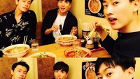 Selain makanan Indonesia, Leeteuk juga suka sekali dengan ramen. Ditemani Donghae dan Eunghyuk, mereka bertiga kompak memesan semangkuk ramen dengan porsi besar. Foto: Instagram @xxteukxx