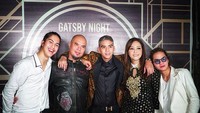 Maia Estianty dan Ahmad Dhani kembali bersatu demi anak-anaknya. Kali ini dalam perayaan ulang tahun Al, Maia dan Ahmad Dhani terlihat bersatu. Foto: (instagram Alghazali)