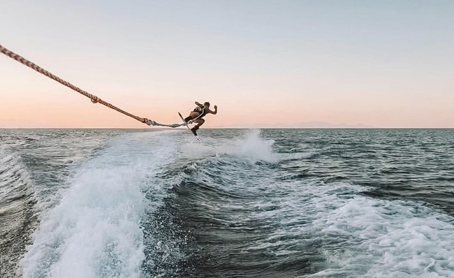 Sebelum meninggal, Sinead telah menyalurkan hobi petualangnya di Yunani. Mulai dari menyelam hingga melakukan ski air.  Foto: dok. Instagram