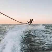 Sebelum meninggal, Sinead telah menyalurkan hobi petualangnya di Yunani. Mulai dari menyelam hingga melakukan ski air.  Foto: dok. Instagram