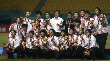 Sejumlah penonton laga final sepakbola wanita Asian Games 2018 sempat mengabadikan kedatangan Jack Ma. Bahkan beberapa di antaranya sempat selfie bareng. Usai bersalaman dan berfoto bersama dengan para pemain China, Jack Ma kemudian meninggalkan stadion. Foto: EUTERS/Edgar Su