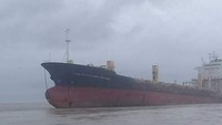Kapal kargo bernama Sam Ratulangi PB 1600 itu awalnya ditemukan mengambang di sekitar perairan Yangon, Myanmar. Kapal itu ditemukan dalam keadaan kosong. Tidak ada pelaut atau muatan barang di kapal itu, kata Kepolisian Yangon. Foto: Facebook/Yangon Police