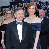 Wanita cantik ini adalah Elizabeth Kucinich. Wanita tinggi bak model ini menikah dengan politikus Amerika Serikat Dennis Kucinich. Jelas terlihat perbedaan usia mereka. Sang suami lebih tua 31 tahun darinya.  Foto: dok. Getty Images