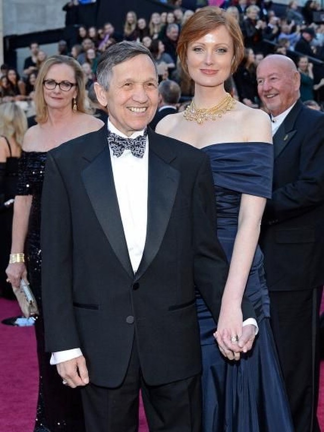 Wanita cantik ini adalah Elizabeth Kucinich. Wanita tinggi bak model ini menikah dengan politikus Amerika Serikat Dennis Kucinich. Jelas terlihat perbedaan usia mereka. Sang suami lebih tua 31 tahun darinya.  Foto: dok. Getty Images