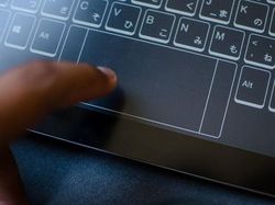 Wujud Keren Laptop Lenovo Pakai Layar Ganda