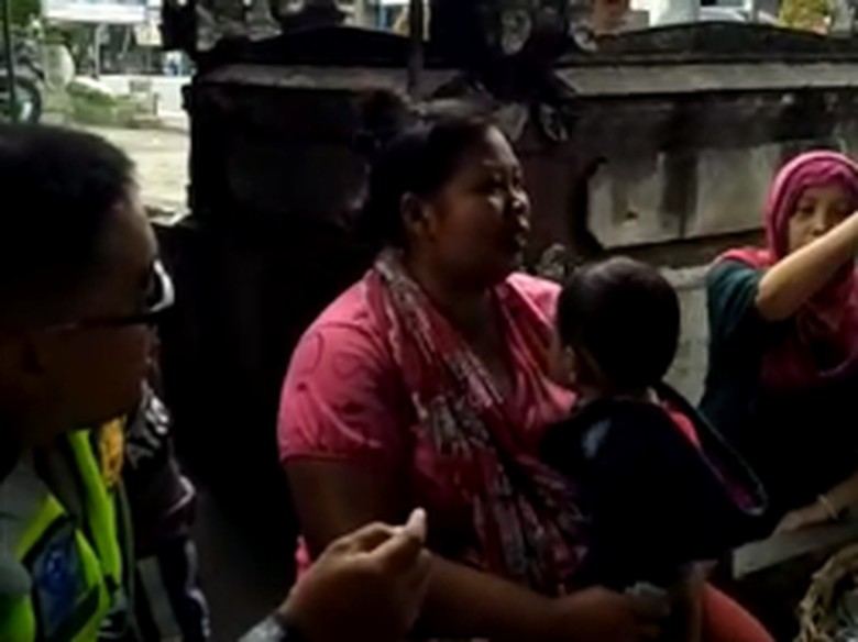 Viral! Ibu di Bali Gendong Anak Sambil Nangis Dibantu Polisi