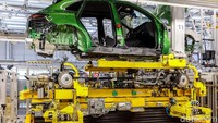Permintaan tinggi yang terus-menerus untuk Compact SUV itu membuat Porsche menambah produksi Macan. Pada awal September, produksi Macan baru di pabrik Leipzig akan meningkat menjadi lebih dari 420 unit per hari. Foto: Porsche