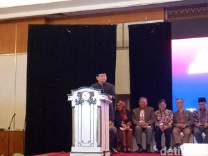 Hadiri Bedah Buku Paradoks Indonesia, Prabowo Dipanggil Presiden