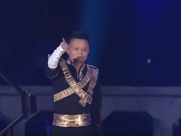 Aksi Jack Ma di selebrasi Alibaba pada 2017 lalu.