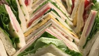 Sandwich tuna klasik, diapit roti tawar putih dengan irisan tomat dan daun selada. Siapa mau? Foto : Instagram @daitheabsolude