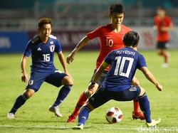 Dalam pertandingan di Stadion Pakansari, Sabtu (1/9/2018) malam WIB, Korsel langsung menekan begitu laga dimulai. Beberapa peluang tercipta lewat kreasi Son Heung-min. Salah satunya gagal dimanfaatkan oleh Hwang Ui-jo. Tendangan keras dari Lee Jinhyun juga belum membuahkan hasil. Beberapa peluang itu tercipta saat laga belum berumur 15 menit.