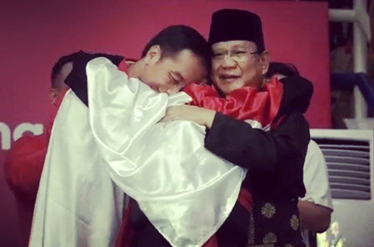 Potret Lucu Anak-anak Tiru Pose Jokowi dan Prabowo Berpelukan