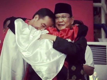 Potret Lucu Anak anak Tiru Pose Jokowi dan Prabowo Berpelukan