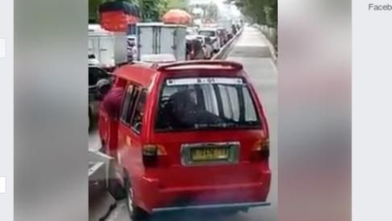 Viral Sopir Angkot Geser Separator Busway, Ini Fakta di Baliknya Viral Sopir Angkot Geser Separator Busway, Ini Fakta di Baliknya