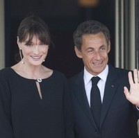 Wanita cantik satu ini adalah Carla Bruni. Wanita 50 tahun ini merupakan supermodel di era 90-an. Carla Bruni pun sempat mengemban tugas sebagai ibu negara Prancis di periode sang suami Nicolas Sarkozy  menjabat. Foto: dok. Getty Images