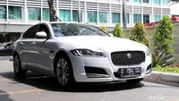 Pasangan pengantin yang berbahagia akan mendapatkan kesempatan menggunakan Jaguar XF sebagai mobil pengantin pada hari pernikahan. Foto: Jaguar