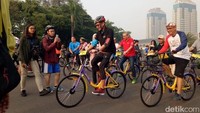 Sandiaga juga dikenal hobi gowes sepeda. Hal ini ia lakukan terutama saat berangkat kerja sebagai Wakil Gubernur Jakarta. (Foto: dok. detikcom)