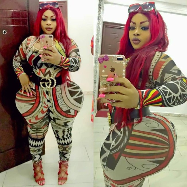 Eudoxie Yao punya ukurang bokong tak lazim. Ia memiliki bokong jumbo, namun diakuinya bahwa fiturnya itu 100% asli tanpa operasi plastik. Dengan ukuran bokongnya yang lebaar, penampilan wanita asal Afrika itu jadi mengerikan.   Foto: dok. Instagram (@eudoxieyao_2)