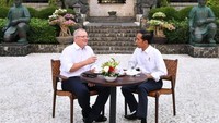 Jokowi juga sempat mengajak Scott berbincang santai di beranda belakang Istana Bogor atau disebut veranda talk, sebelum keduanya melakukan pertemuan bilateral. Hidangan seperti pisang goreng, tahu isi udang, colenak dan untuk minum, tersedia teh, kopi, dan air putih menjadi sajian Jokowi dan Morrison. (dok. Biro Setpres)