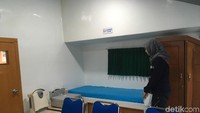 Rumah sakit apung ini memiliki fasilitas yang terbilang cukup lengkap. Berikut ruangan apotek dengan ruang pemeriksaan obsgyn. Foto: Frieda Isyana Putri/detikHealth