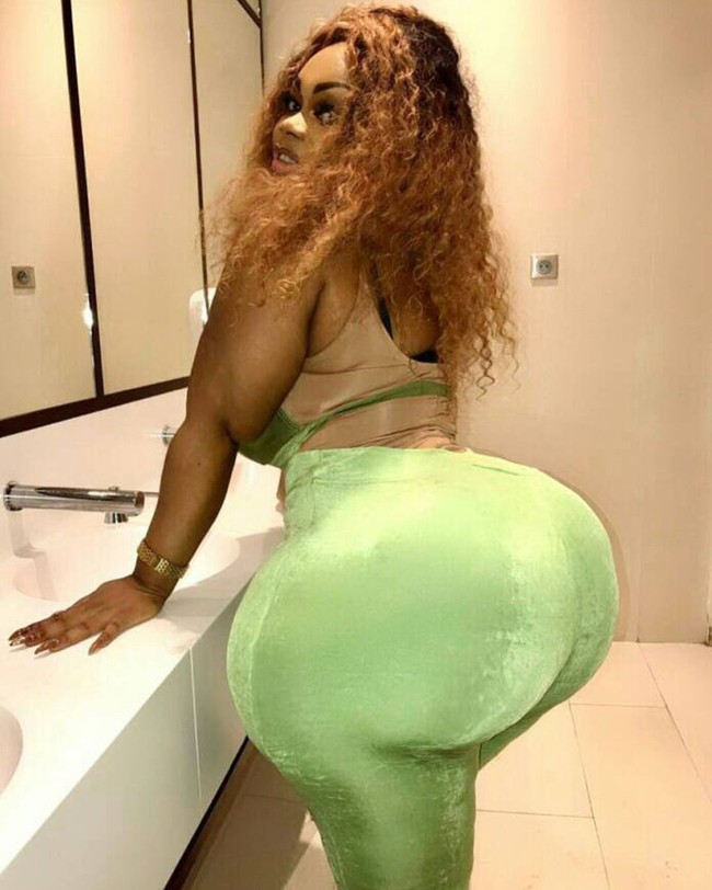 Ini wanita yang punya ukurang bokong tak lazim. Ia memiliki bokong jumbo, namun diakuinya bahwa fiturnya itu 100% asli tanpa operasi plastik.  Foto: dok. Instagram (@eudoxieyao_2)