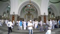 Bagian dalam Masjid Quba. Peziarah biasanya mengerjakan 2 rakaat, karena memiliki keutamaan setara dengan ibadah Umrah.