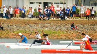 Atlet kano Indonesia Riska Andriyan (tengah) beradu cepat mencapai garis finish dengan atlet China Mengya Sun (kanan). ANTARA FOTO/INASGOC/Iqbal Lubis.