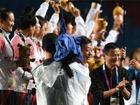 Executive Chairman Alibaba Group Jack Ma (kanan) bertepuk tangan usai memberi boneka maskot Asian Games 2018 pada tim sepak bola wanita Cina saat acara pemberian medali sepak bola wanita Asian Games 2018 di Stadion Gelora Sriwijaya Jakabaring, Palembang, Sumatera Selatan, Jumat (31/8). Jepang merah medali emas disusul Cina dengan  perak dan Korea Selatan medali perunggu. ANTARA FOTO/INASGOC/Zabur Karuru/nz/18
