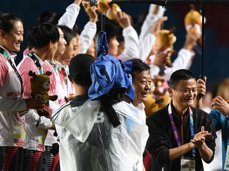 Executive Chairman Alibaba Group Jack Ma (kanan) bertepuk tangan usai memberi boneka maskot Asian Games 2018 pada tim sepak bola wanita Cina saat acara pemberian medali sepak bola wanita Asian Games 2018 di Stadion Gelora Sriwijaya Jakabaring, Palembang, Sumatera Selatan, Jumat (31/8). Jepang merah medali emas disusul Cina dengan  perak dan Korea Selatan medali perunggu. ANTARA FOTO/INASGOC/Zabur Karuru/nz/18