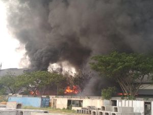 Hampir 10 Jam, Kebakaran di Gudang Biji Plastik Gresik Belum Padam