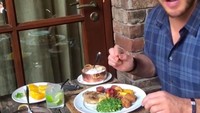 Nah, kalau ini gaya Pratt mencicip sajian lokal Sao Paulo, feijoada. Terdiri dari olahan daging babi, kacang-kacangan, nasi dan rempah. Foto: Instagram @prattprattpratt
