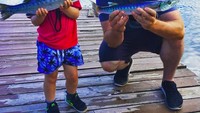 Pemeran Peter Quill di Guardians of the Galaxy ini juga mengajak anaknya, Jack untuk memancing. Kali ini mereka mendapat ikan barracuda yang menurut Pratt enak dijadikan sashimi. Foto: Instagram @prattprattpratt