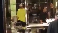 Ada pula Leeteuk yang tertangkap kamera amatir dari seorang fans. Ia tengah berjalan-jalan di salah satu mal di Jakarta. Foto: (instagram teuk_hee83)
