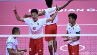 Tim sepak takraw putra Indonesia, yang diperkuat Muhammad Hardiansyah Muliang, Nofrizal, Saiful Rizal, Husni Uba, Rizky Abdul Rahan Pago, dan Abdul Halim Radjiu menang 2-1. INASGOC/Wahyu Putro A.