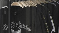 Produk yang dijual mayoritas adalah kaos dengan harga Rp 300.000-450.000 untuk band luar negeri, dan Rp 150.000-175.000 untuk band lokal. Foto: Dok. Rock Nation
