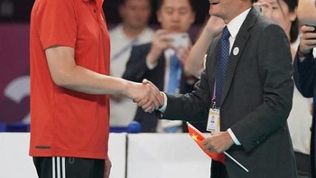 Jack Ma sempat turun dari bangku VIP ke area lapangan untuk menyalami langsung para pelatih dan atlet voli putri China. Momen ini sempat diabadikan sejumlah netizen yang menonton pertandingan partai final voli putri China melawan Thailand. Foto: weibo.com/osports