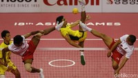 Dua pemain Indonesia berusaha memblok tendangan Toshitaka Naito (tengah). ANTARA FOTO/INASGOC/Ferdy Siregar.
