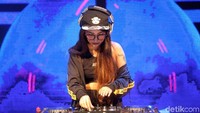 Seorang DJ beraksi.