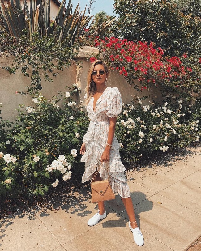 Sukses membangun imej di dunia maya, Danielle Bernstein pun membagi kunci keberhasilannya. Ambil risiko, menyenangkan bisa keluar dari zona nyaman sesekali. Jangan kehilangan tujuan utamamu dan jadi orang yang tidak takut berjejaring, katanya. Foto: dok. Instagram