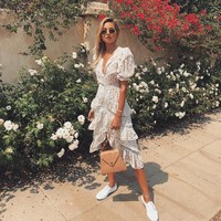 Sukses membangun imej di dunia maya, Danielle Bernstein pun membagi kunci keberhasilannya. Ambil risiko, menyenangkan bisa keluar dari zona nyaman sesekali. Jangan kehilangan tujuan utamamu dan jadi orang yang tidak takut berjejaring, katanya. Foto: dok. Instagram